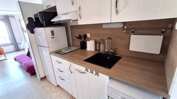 Fridge, microwave, dishwasher, cookware/dishes/utensils