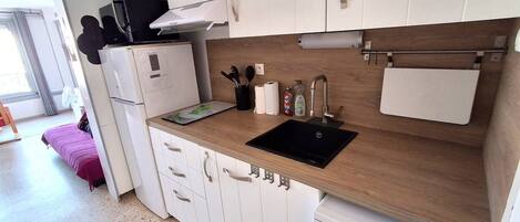 Fridge, microwave, dishwasher, cookware/dishes/utensils