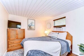 1 bedroom, desk, iron/ironing board, WiFi