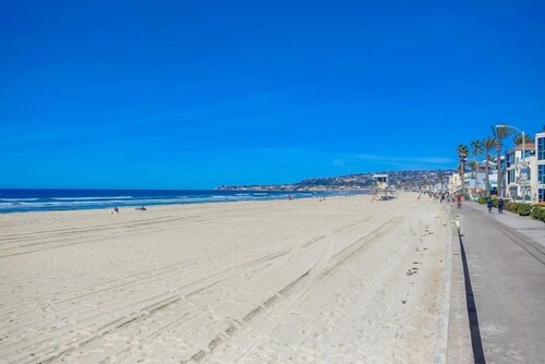 1 HOUSE TO BEACH * CORNER UNIT * A/C * PARKING