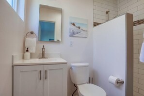 Shower, hair dryer, towels - 1 HOUSE TO OCEAN * NEW REMODEL * A/C *PARKING (San Diego)