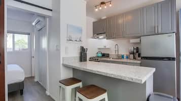 Frigorífico, microondas, horno y placa de cocina