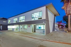 Un bâtiment moderne à deux étages, doté de grandes fenêtres et d’un toit plat.