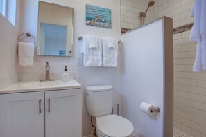Douche, sèche-cheveux, serviettes fournies