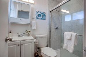 Douche, sèche-cheveux, serviettes fournies