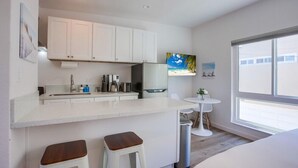 Kaffetrakter/tekoker, kjøleskap, mikrobølgeovn og ovn