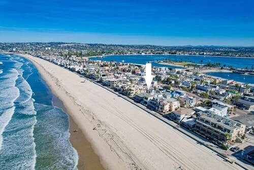 1 House to Ocean* Top Level Corner Unit * A/C