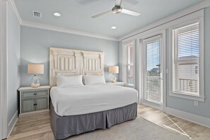 4 chambres, fer et planche à repasser, lit de bébé portatif