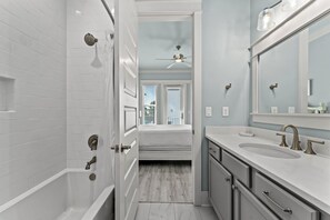 Combined shower/tub, hair dryer, towels