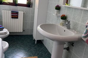 Dusj, hårføner, bidé og håndklær