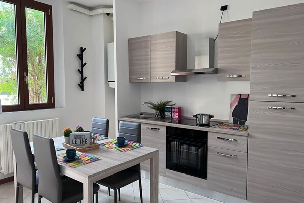 Fridge, oven, stovetop, cookware/dishes/utensils