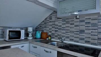 Studio (Studio Apartment with Balcony) | Cuisine privée