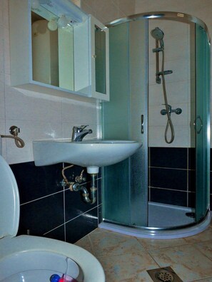 Departamento (Two Bedroom Apartment with Balcony) | Baño | Regadera y toallas