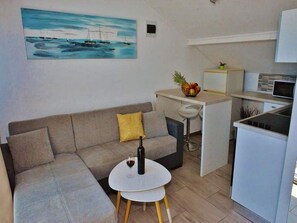 Estudio (Studio Apartment with Balcony) | Sala de estar | Televisión