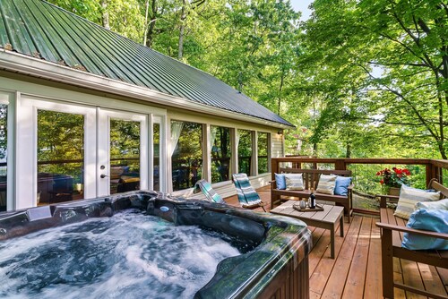 Mountain Views! King Beds! Hot Tub! 1 mi to GSMNP, Downtown Gatlinburg & Ober! 
