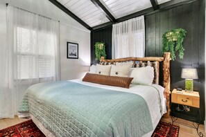 3 makuuhuonetta, työpöytä, silitysrauta/-lauta, vauvan matkasänky