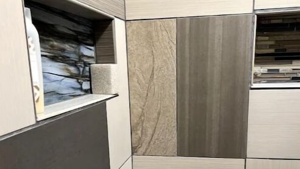 Una esquina de una habitación con una estantería empotrada y un hueco, posiblemente para almacenamiento o exhibición.