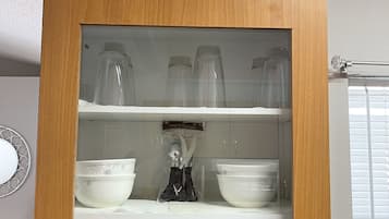 Lemari es besar, microwave, oven, dan kompor