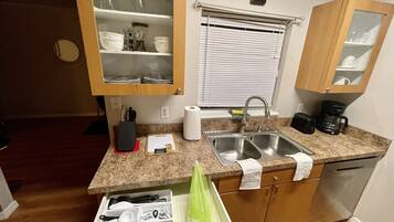 Full-sized fridge, microwave, oven, stovetop