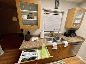 Full-sized fridge, microwave, oven, stovetop - Blissful Guest House (Ocoee)