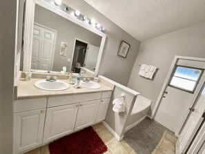 Habitación | Baño | Tina con regadera, tina profunda, regadera tipo lluvia 