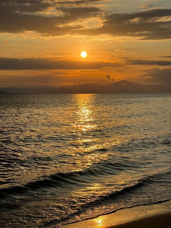 Beach nearby, sun loungers, beach towels
