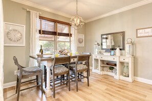 Dining - Carmine by AvantStay | 2022 Remodeled Destin Home (Destin)