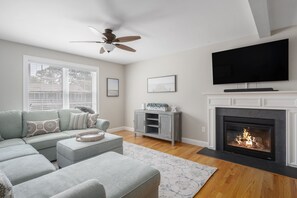 Smart TV, fireplace, Netflix, table tennis