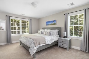 4 bedrooms, memory-foam beds, desk, iron/ironing board - 3BR Near Beaches w/ Fire Pit & Large Yard (Narragansett)