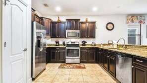 Køleskab, mikrobølgeovn, ovn, kogeplade