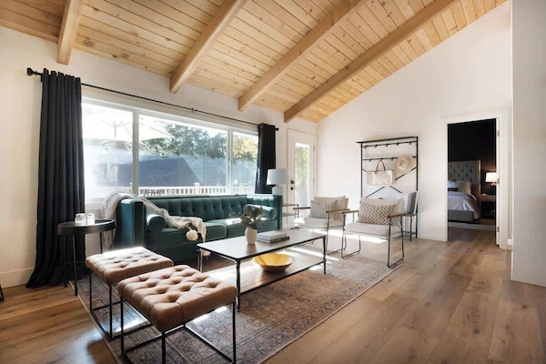 Smart TV, fireplace, books, stereo