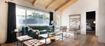 Getaway Cabin | Spa & Deck | Romantic Fireplace