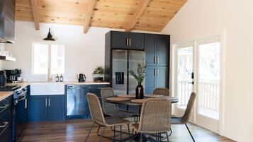 KĂŒhlschrank, Mikrowelle, Ofen, Herdplatte