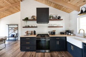 Fridge, microwave, oven, stovetop - Romantic Getaway Cabin w/private hot tub, deck and fireplace (Running Springs)