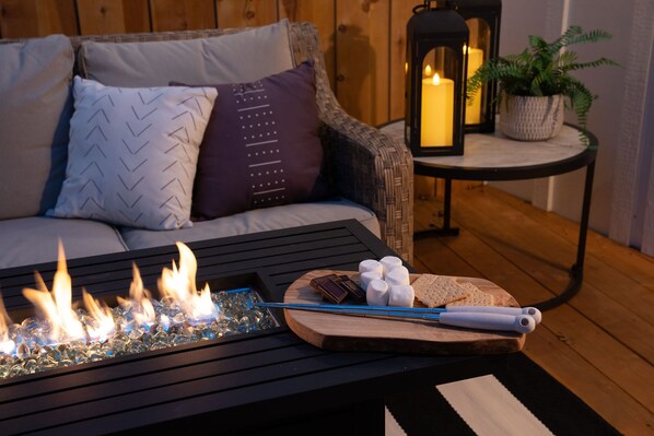 Interior - Romantic Getaway Cabin w/private hot tub, deck and fireplace (Running Springs)