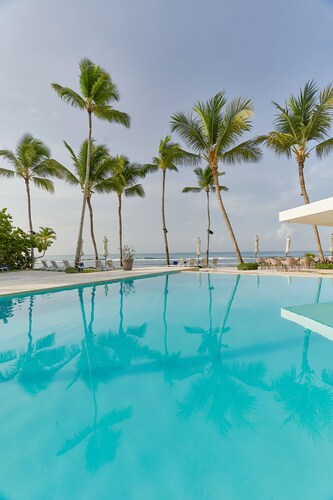 Caribbean Sunset Break Beachfront Apt.