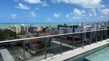 Comfort Apartment | Kolam renang | Kolam renang terbuka, payung kolam, kerusi lepak pantai