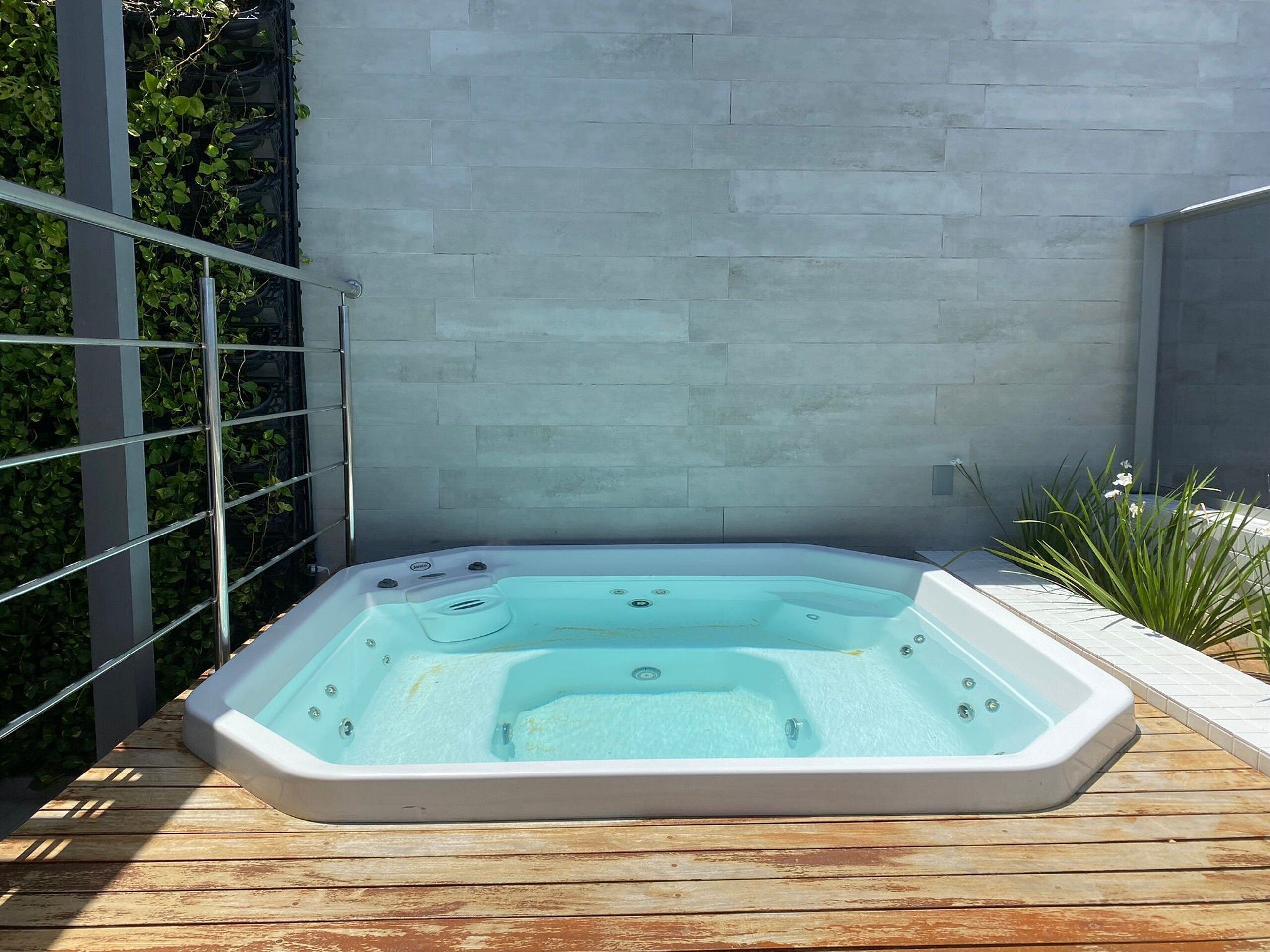 Comfort Apartment | Outdoor spa tub