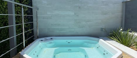 Appartement Confort | Bain à remous extérieur