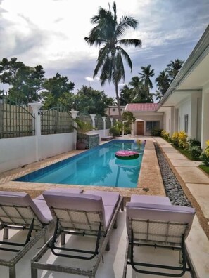 Piscina externa, espreguiçadeiras