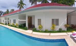 Piscina externa, espreguiçadeiras