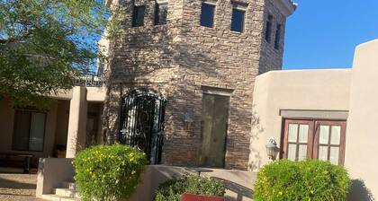 This casita located in the Estrella neighborhood boasts amazing Mountain View’s.