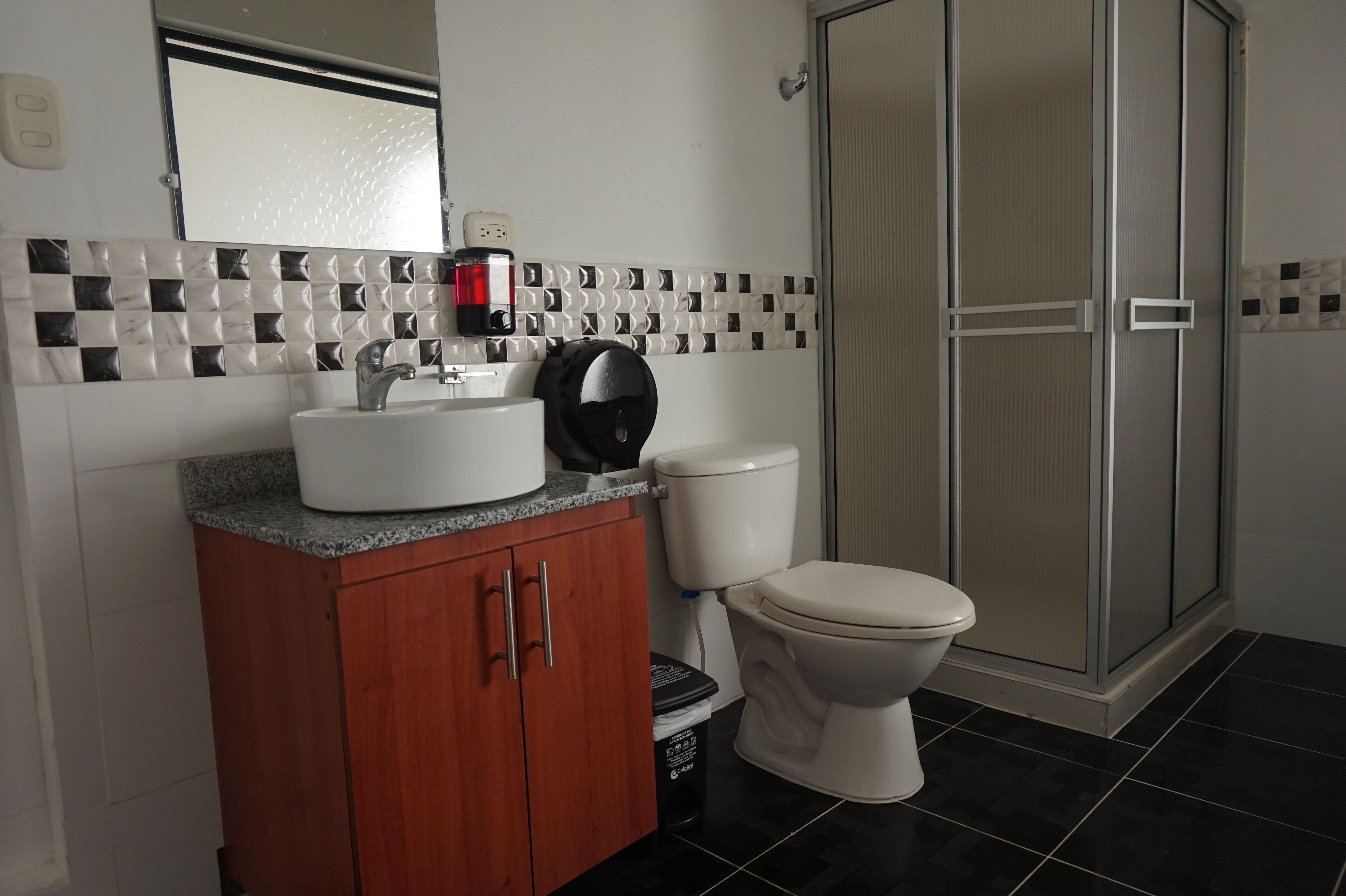 Baignoire et douche séparées