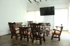 위성 채널 시청이 가능한 75인치 평면 TV, TV, 넷플릭스