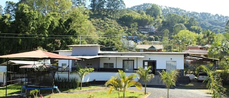 Vista frontal de la propiedad