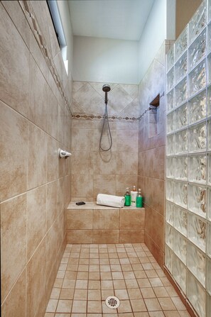 淋浴/盆浴组合、吹风机、毛巾、肥皂