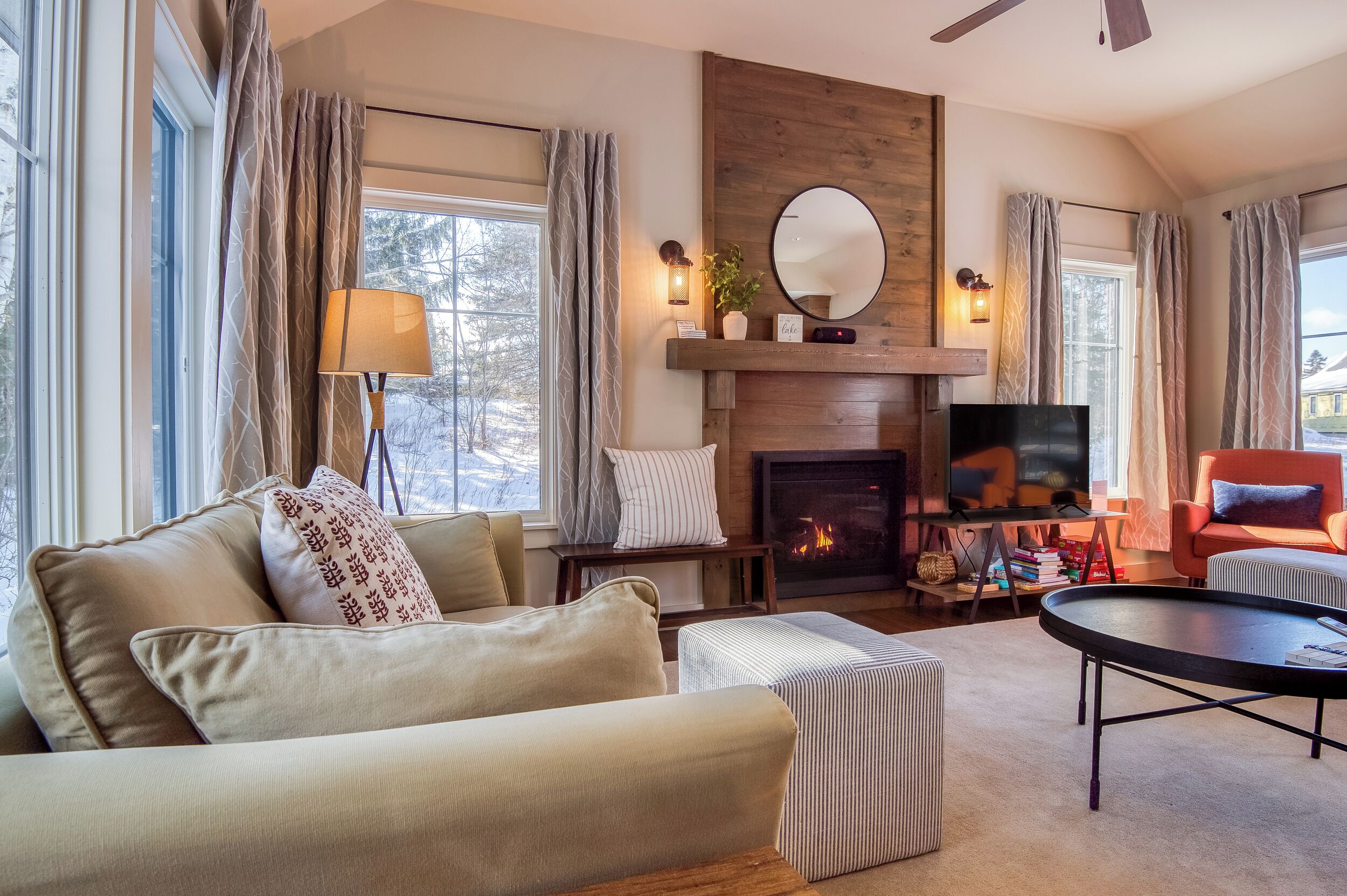 Smart-tv, eldstad, tv-spel och böcker