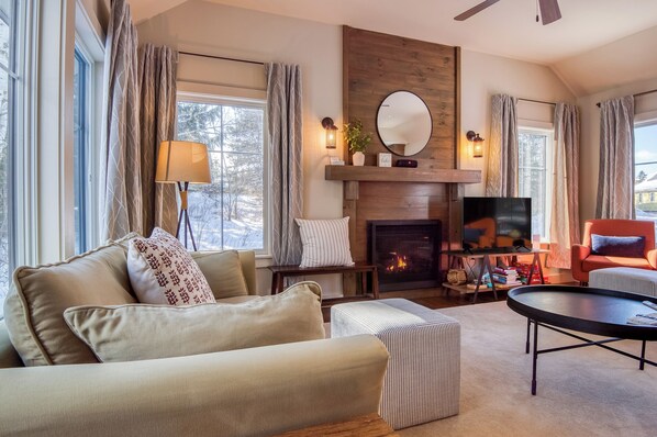 Smart-TV, Kamin, Videospiele, Bücher