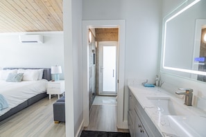 3 habitaciones, tabla de planchar con plancha y cuna de viaje