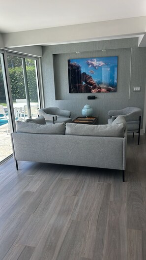 Smart-TV, bøker, stereoanlegg og printere